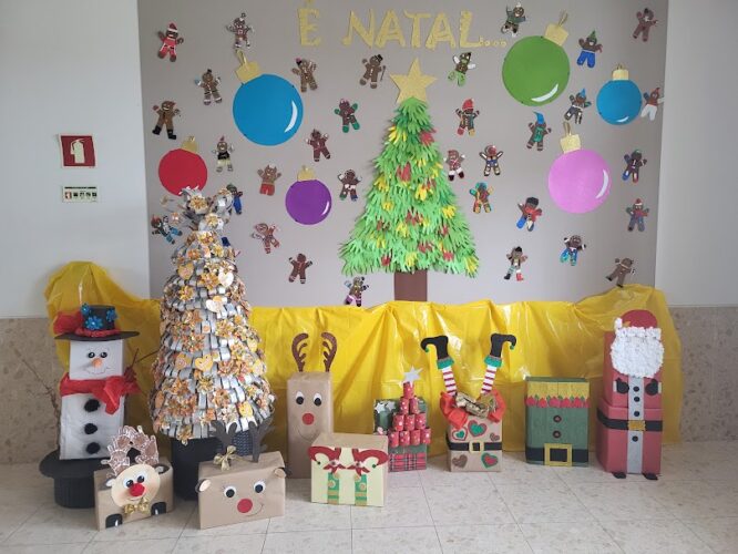 Árvore de Natal no espaço da escola.