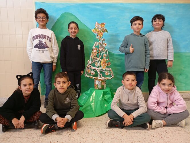 Exposição do trabalho "Natal Amarelo" no espaço escolar, para a visualização de toda a comunidade escolar.