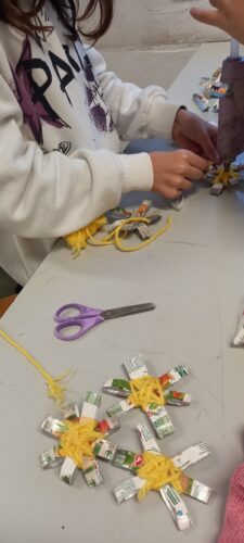 Mãos à obra, alunos criam árvore de Natal sustentável.