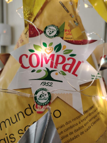 Detalhe da Árvore de Natal onde é visível a utilização de embalagens Compal e dos símbolos da Tetra Pak e Compal.