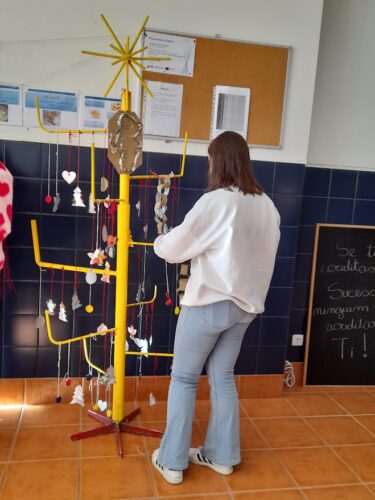 Colocação de enfeites criados a partir de embalagens Tetra Pak, restos de lãs e elementos da natureza, recolhidos na envolvência da escola.