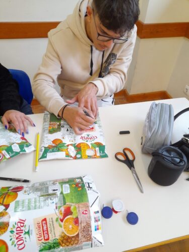 Utilização de embalagens Tetra Pak da Compal para criar enfeites de Natal.
