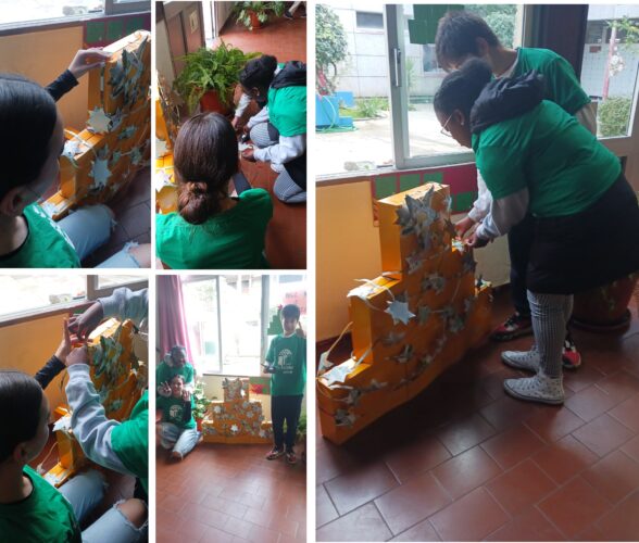 Momentos da montagem da árvore no pátio da escola, com a equipa do 8.º E.