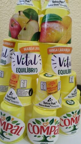 Pormenor da árvore com apresentação das marcas Tetra Pack, FSC e Compal.