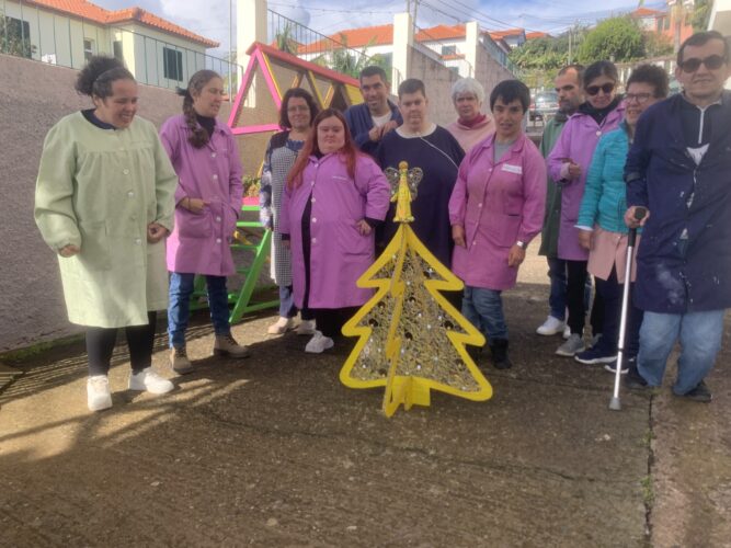 Trabalho final com alguns dos utentes no espaço exterior do CACI Santa Cruz