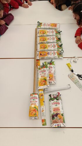 O planeta vamos ajudar com a escola a reciclar - visualizamos um vídeo, conversámos e decidimos a construção da árvore amarela