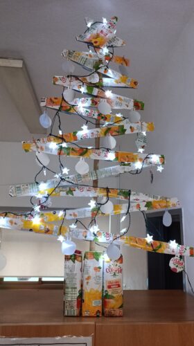 Com a árvore amarela a nossa escola fica mais bela.