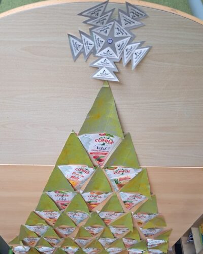 Estrela de Natal feita com os símbolos da Tetra Pak e triângulos com a marca Compal.