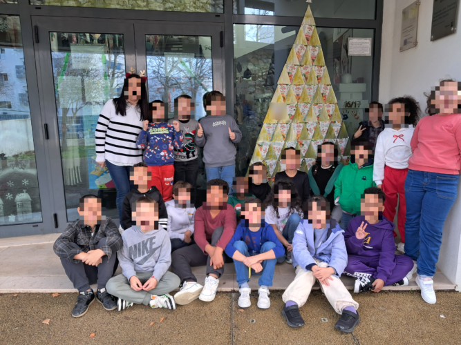 Árvore na entrada da escola.