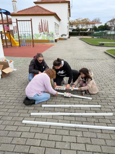 O processo começou com a recolha das embalagens Compal, reunidas pela comunidade escolar e no dia 8 de dezembro com a ajuda da Associação de Pais começou-se a montar a árvore.