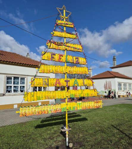 “Reutilizar para brilhar: a nossa árvore de Natal Compal criada a partir de embalagens e tampas.”