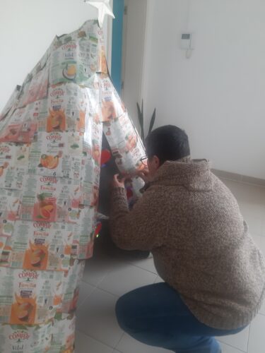 As embalagens começam a ser colocadas na estrutura da árvore