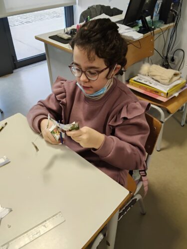 recorte das decorações da árvore (anjos, bolas, bengalas, estrelas e sinos) com os símbolos das embalagens Tetra Pak da Compal