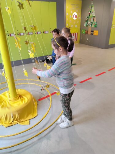 colocação das decorações na árvore