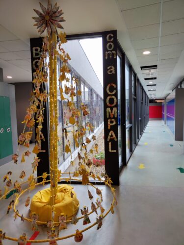 Árvore colocada no interior da escola