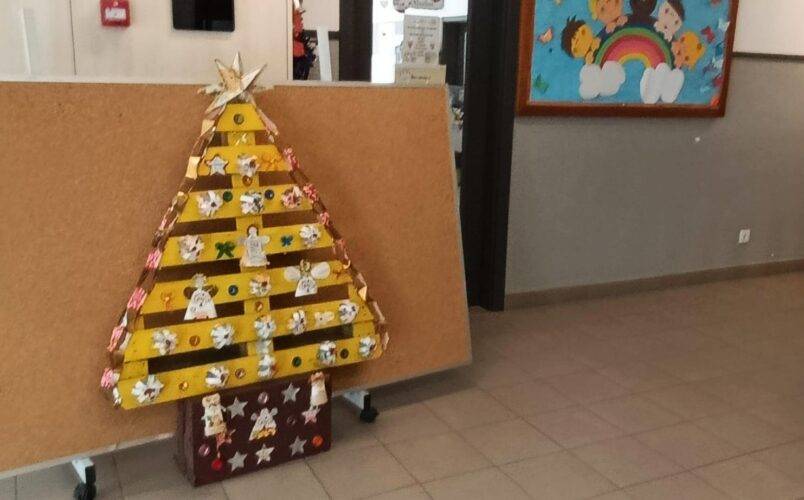 Árvore de Natal no hall de entrada da escola.