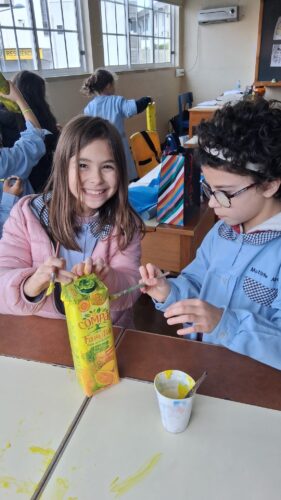 Retoque com mais tinta amarela em algumas embalagens.