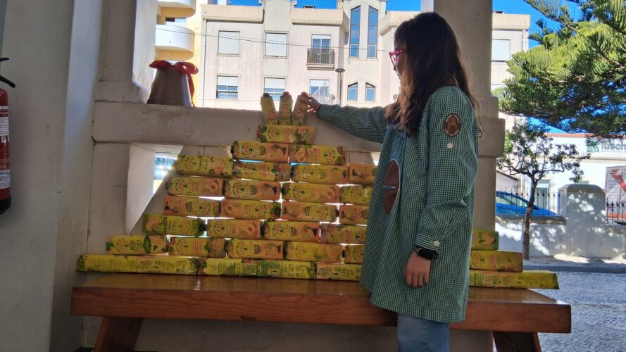 Nesta fotografia são visíveis várias embalagens Compal e os símbolos da Tetra Pak e da Compal.