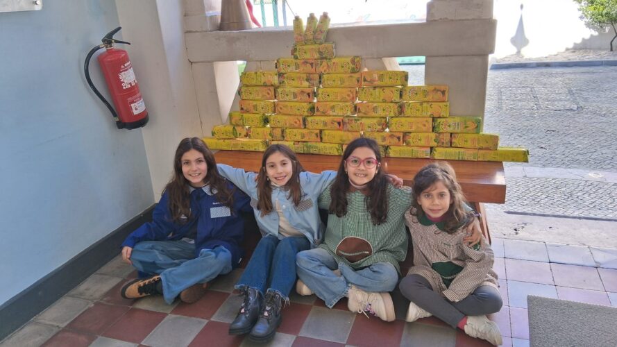 A nossa árvore de Natal amarela finalizada.