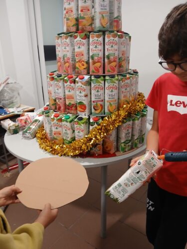 colagem das embalagens sobre um circulo de cartão.