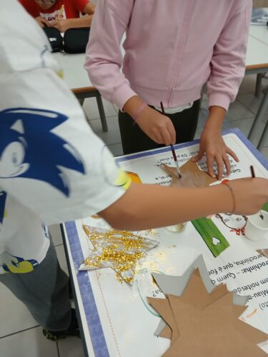 Elaboração de estrelas com caixas de cereais e purpurinas