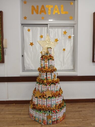 Árvore na entrada da escola