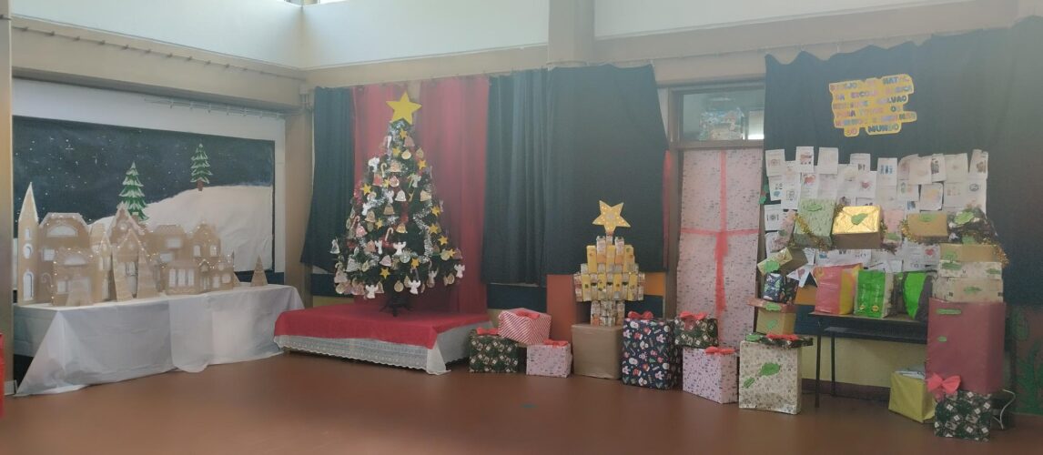 Árvore de Natal no espaço escola