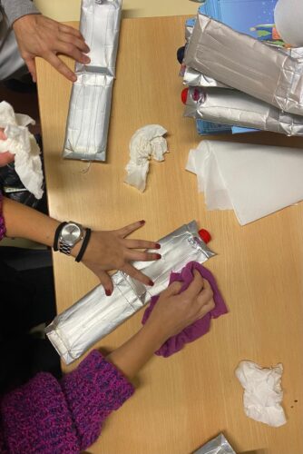 Limpeza e recorte das embalagens da Tetra Pak e Compal.