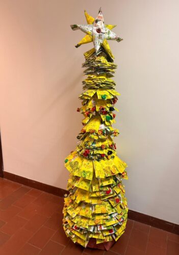 Árvore de Natal na entrada da escola.