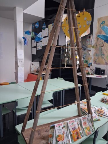 Esta foto representa o início da construção da nossa Árvore de Natal Amarela, erguida sobre uma estrutura de madeira e revestida com embalagens Tetra Pak da Compal.