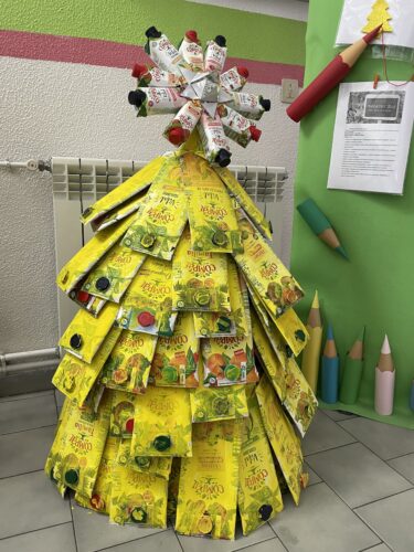 Árvore de Natal na entrada da Escola