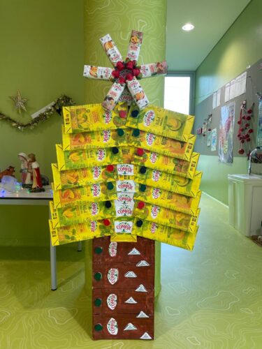 A árvore foi pintada de amarelo, deixando limpas as imagens da palavra Compal. Foram coladas no tronco da árvore os símbolos da tetra Pak. A "estrela" foi deixada por pintar.