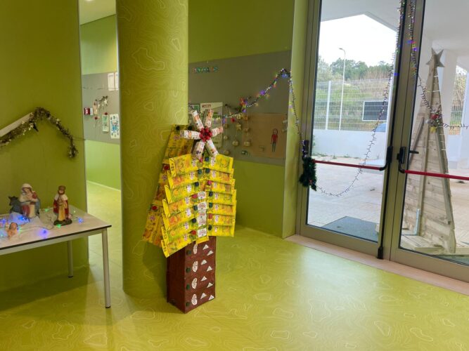 A árvore, depois de construída, foi colocada no hall de entrada interior da escola.