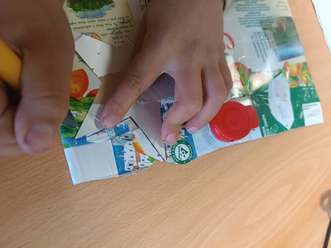 Estampa de moldes de enfeites de natal nas embalagens Tetra Pak da Compal