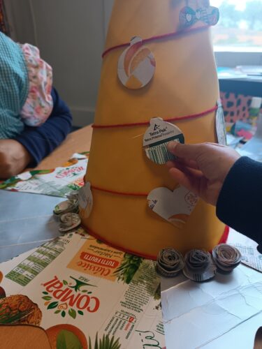 Colagem de enfeites da árvore, com os símbolos Tetra Pak e Compal