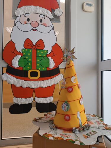 Árvore de Natal colocada na receção do Agrupamento de Escolas de Alvito, juntamente com outras decorações de Natal colocadas no espaço escolar.