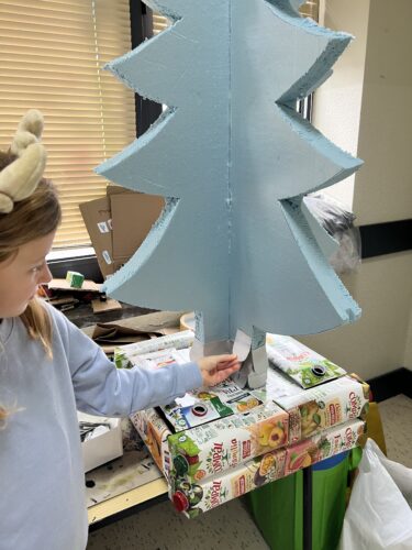 Desenho e recorte das escamas para a árvore.