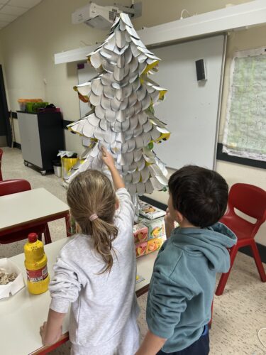 Pintura com os dedos, em tom de amarelo.