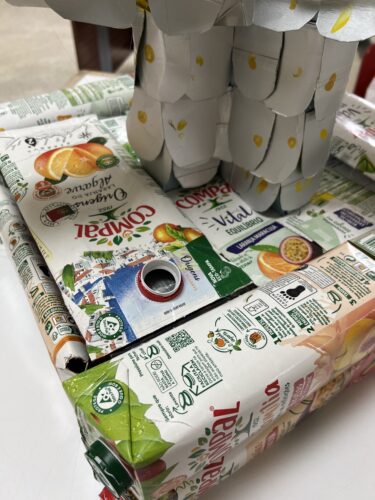 Na base da nossa árvore, evidenciamos a marca e o símbolo da Tetra Pak.