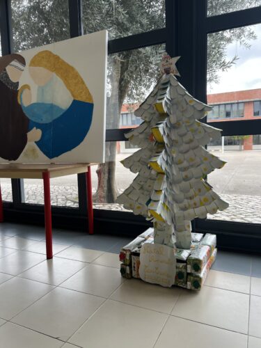 A árvore foi colocada no átrio da escola, onde será realizada a festa de Natal, para que todos os pais/encarregados de educação possam ver o trabalho que as turmas da escola de Areias fez. E o contributo que também nos deram para a realizar.