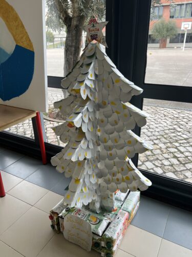 A árvore da família escolar. <br/>Cada detalhe elabora com o amor de cada um.