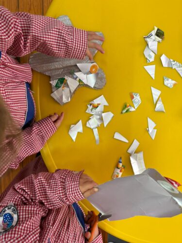 Processo de construção dos adereços para a árvore: Recorte.