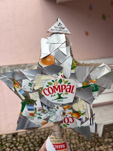 Símbolos da Compal e da Tetra Pak na estrela da árvore.