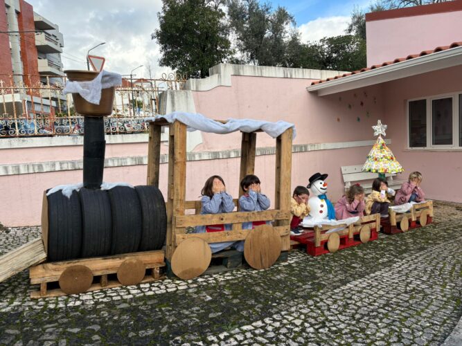 Árvore de Natal colocada em exposição no exterior da escola.