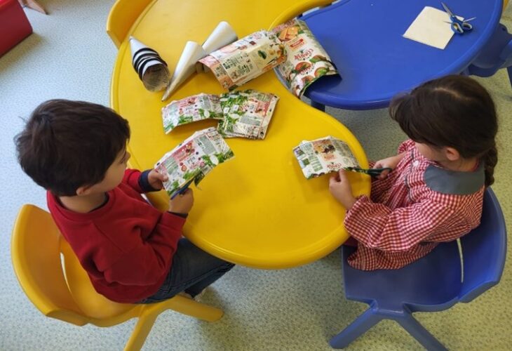 Recorte e construção dos cones com as embalagens Tetra Pak.