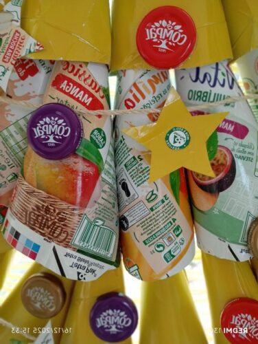 Utilização de embalagens Compal e símbolo da Tetra Pak.