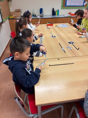 "A Especialíssima"<br/>Os alunos da turma 1A, deslocaram-se à sala do CAA, para fazerem um trabalho de integração e de equipa, com os meninos com Transtorno do Espectro Autista