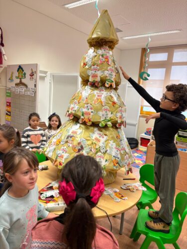 "A Especialíssima"<br/>A colaboração na montagem da "árvore amarela" em onde todos ajudam nada custa.