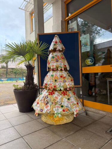 "A Especialíssima"<br/>A árvore amarela ficou à entrada da escola, de modo que todos os Enc de Educação têm oportunidade de verem para que serviram as embalagens vazias que enviaram para a escola.