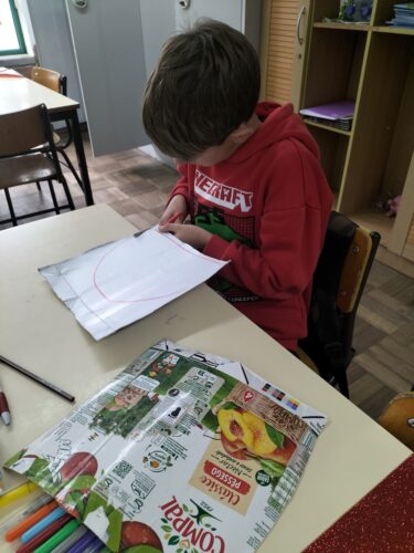 Partilha de ideias, organização do trabalho e início das tarefas.